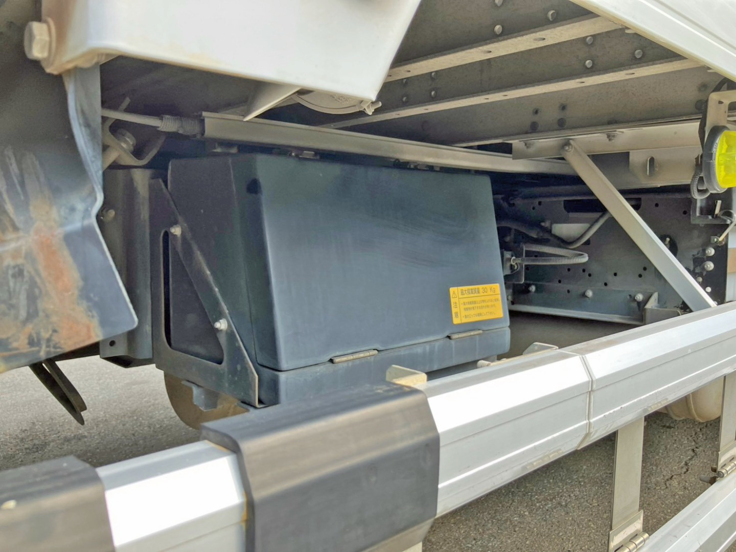 ボディ運転席側中央に工具箱があります。|UDトラックス クオン QKG-CG5ZAの写真16