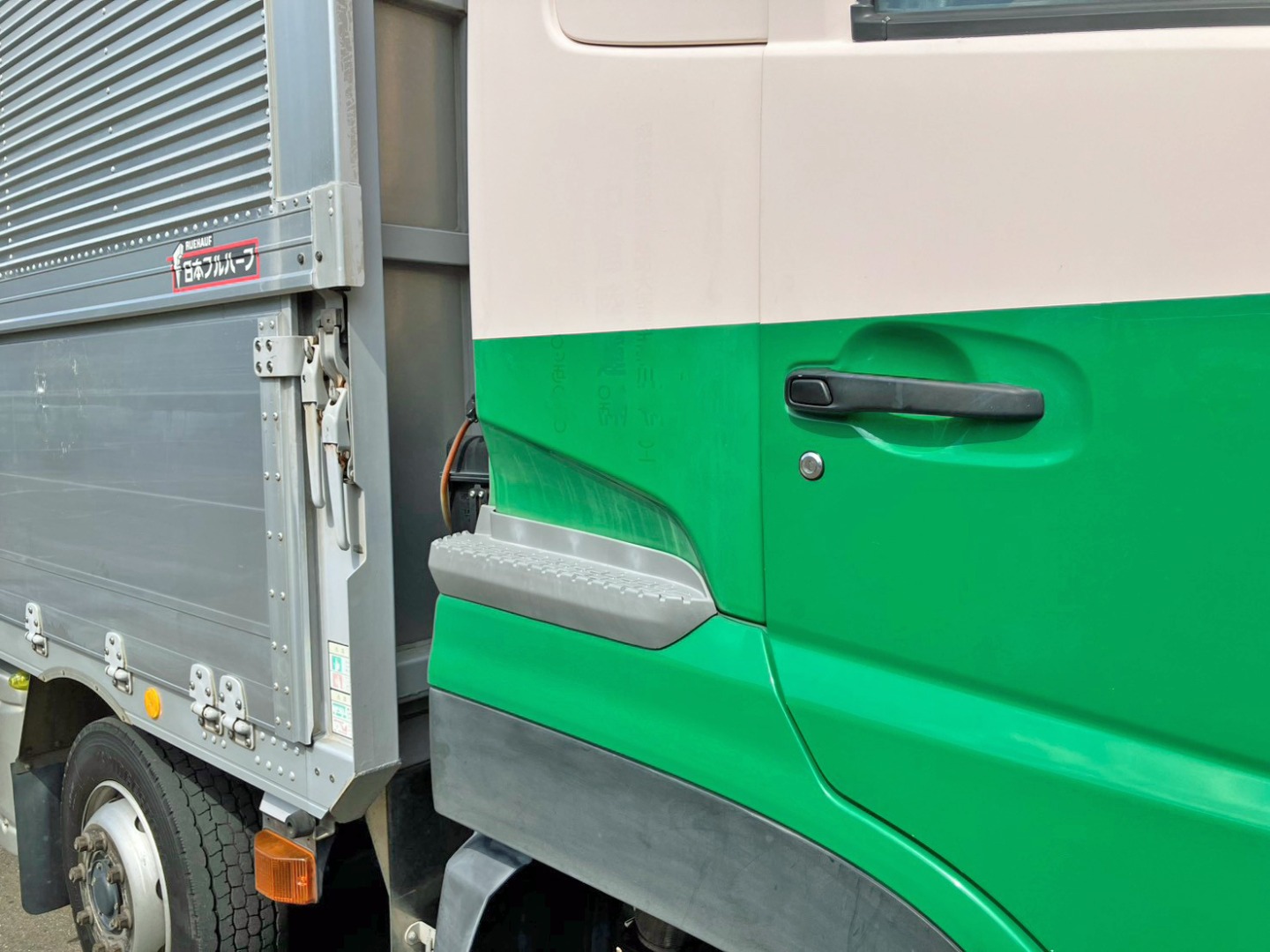 運転席側クォーターパネルにシールはがし跡があります。|UDトラックス クオン QKG-CG5ZAの写真24