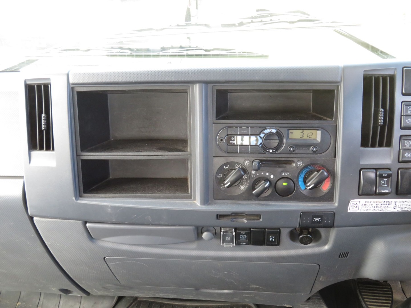 インパネ周りの状態です。|いすゞ フォワード 2RG-FRR90S1(2WD)の写真36