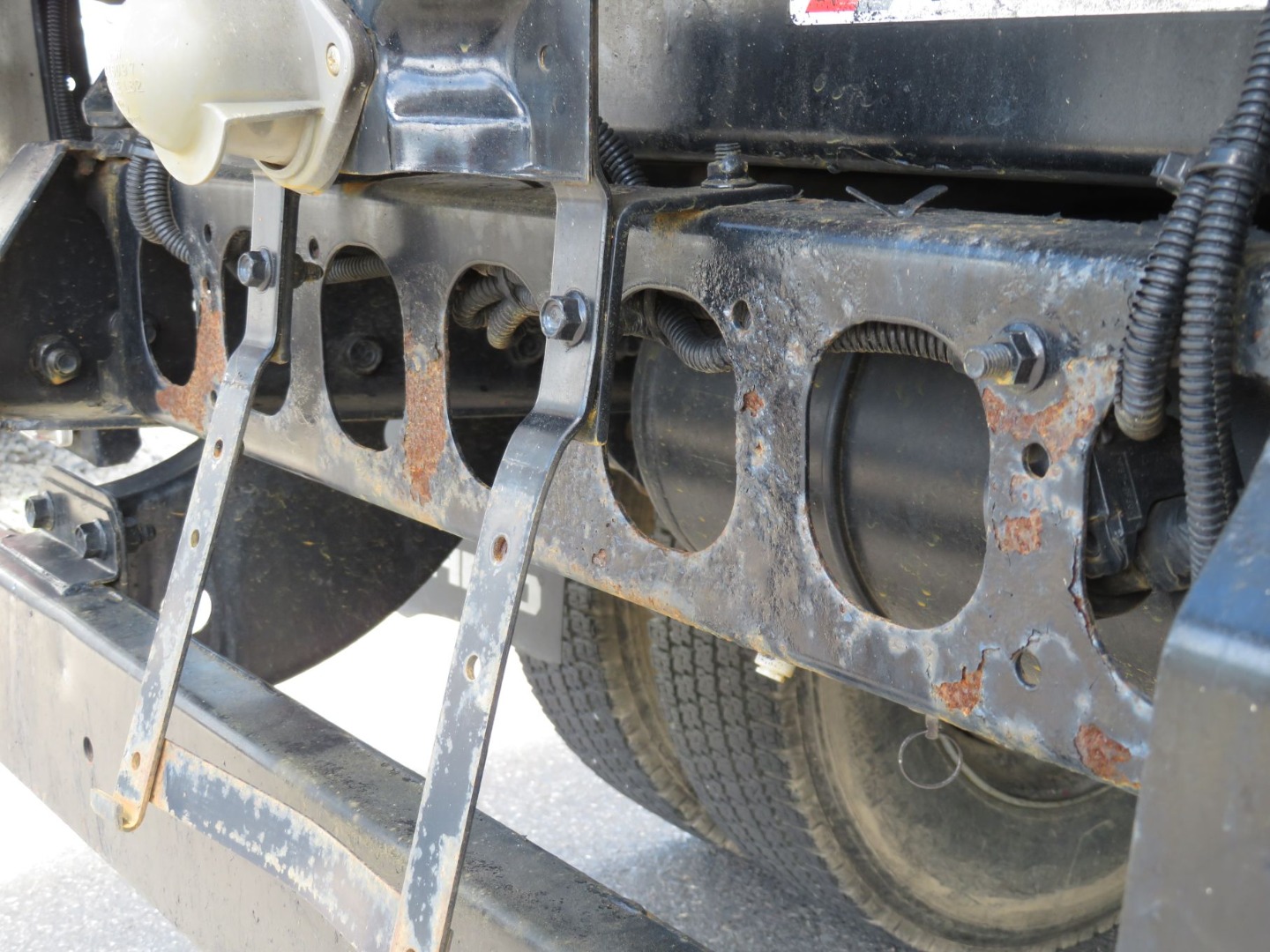 クロスメンバー最後部にサビがあります。|いすゞ フォワード 2RG-FRR90S1(2WD)の写真52