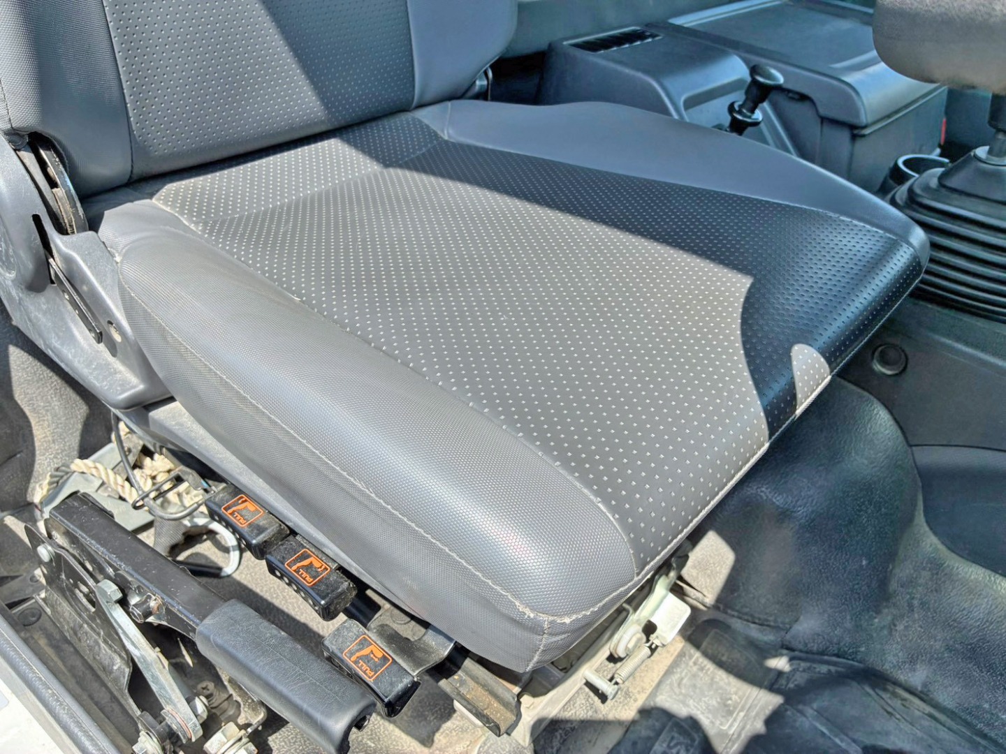運転席座面にヘタリ・破れがあります。|いすゞ ギガ 2KG-CXZ60CTの写真8