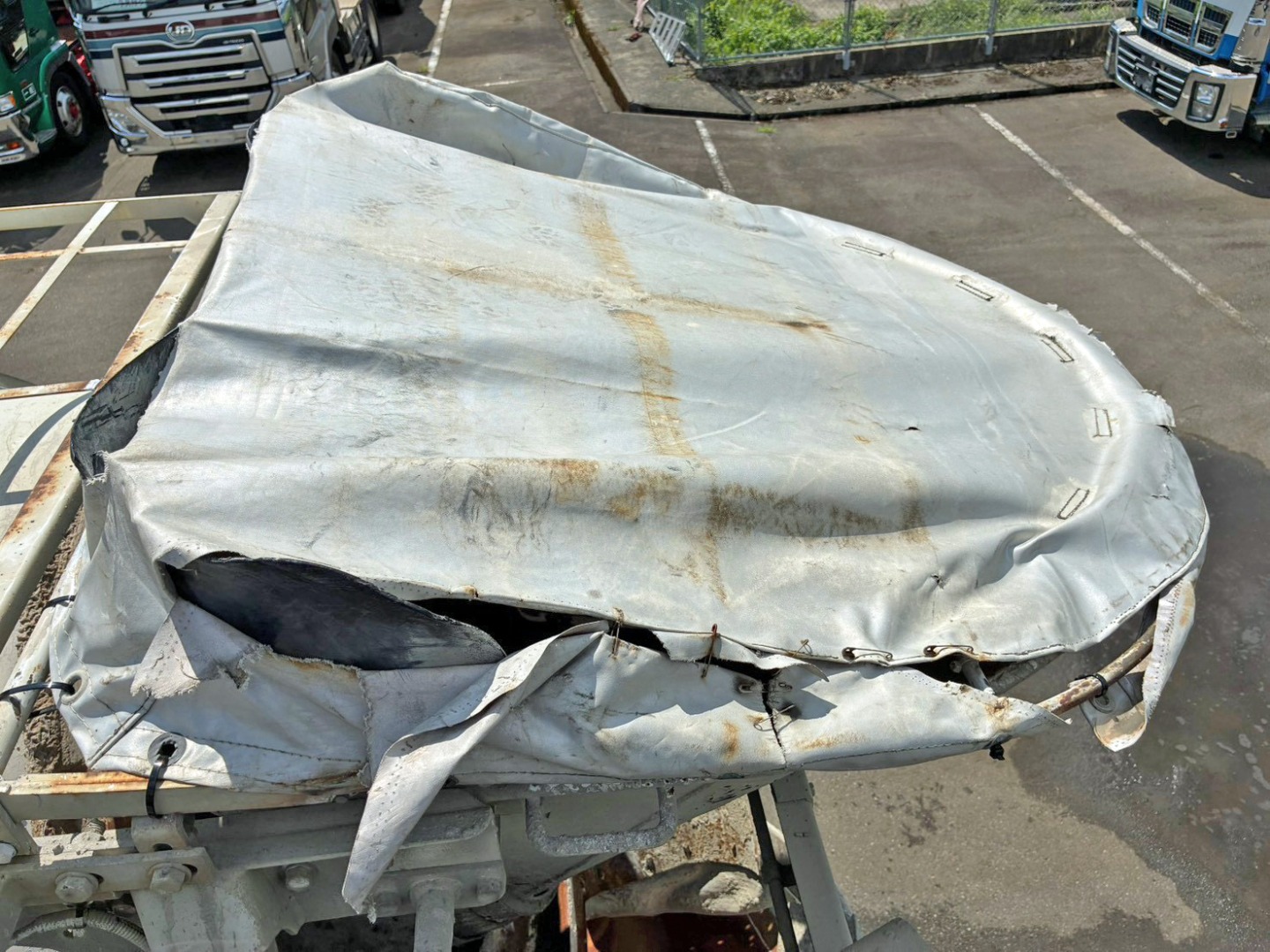 ホッパーカバーに破れがあります。|いすゞ ギガ 2KG-CXZ60CTの写真11