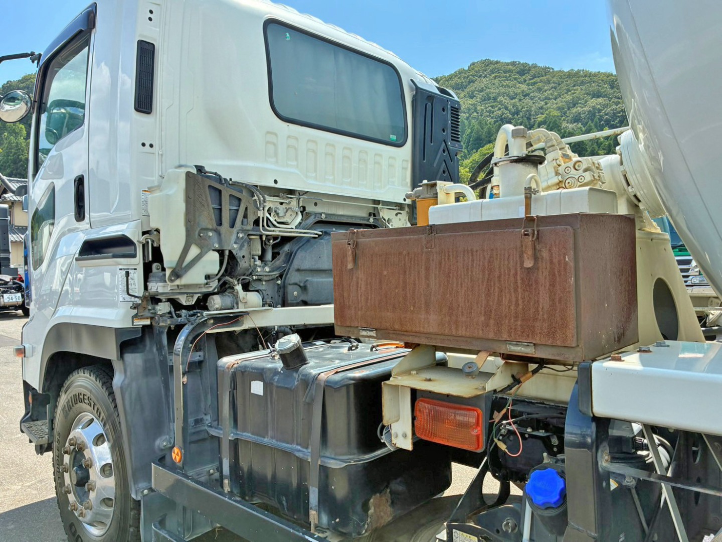 助手席側に工具箱が付いています。|いすゞ ギガ 2KG-CXZ60CTの写真25