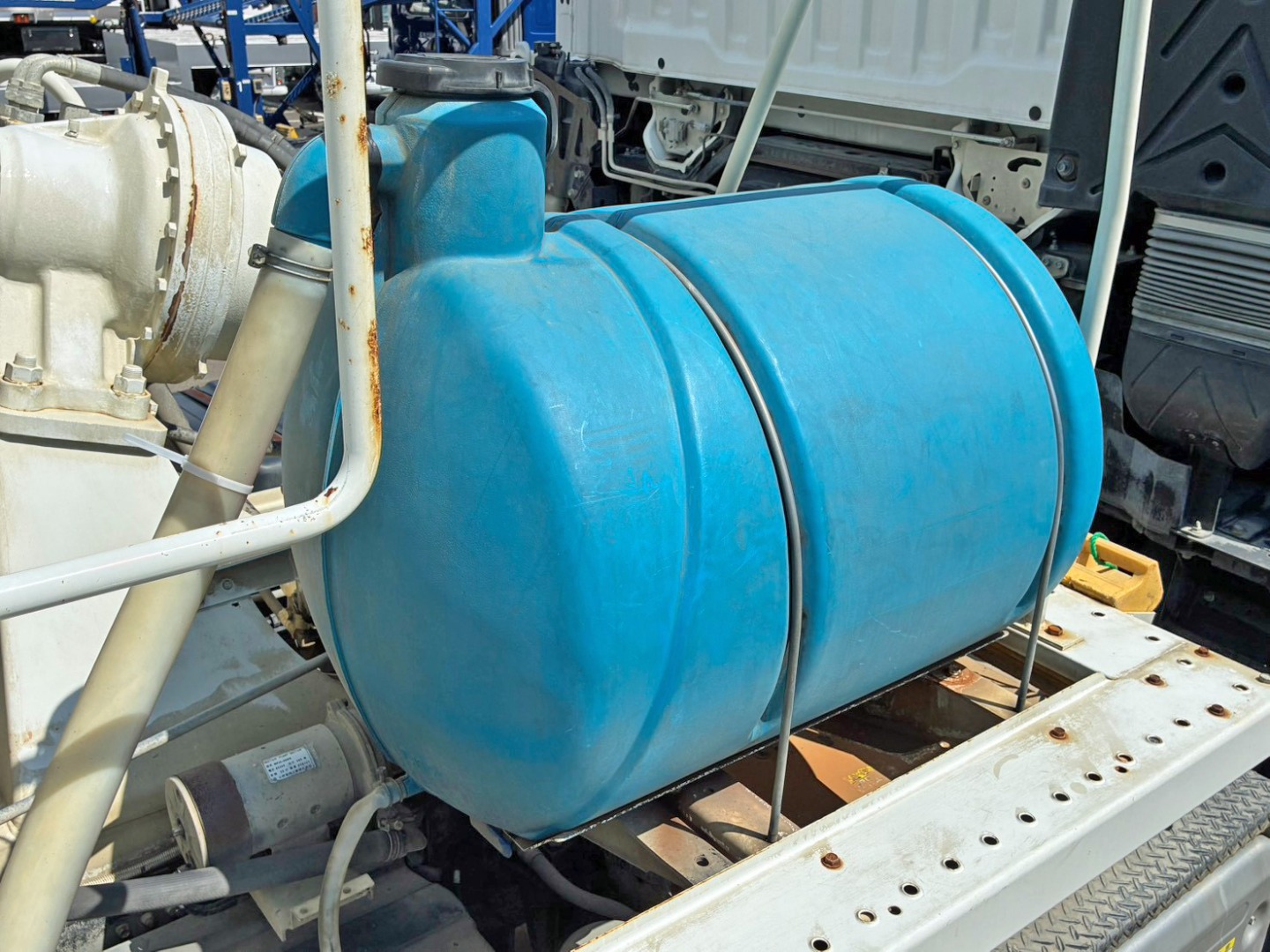 運転席側に水タンクが付いています。|いすゞ ギガ 2KG-CXZ60CTの写真26