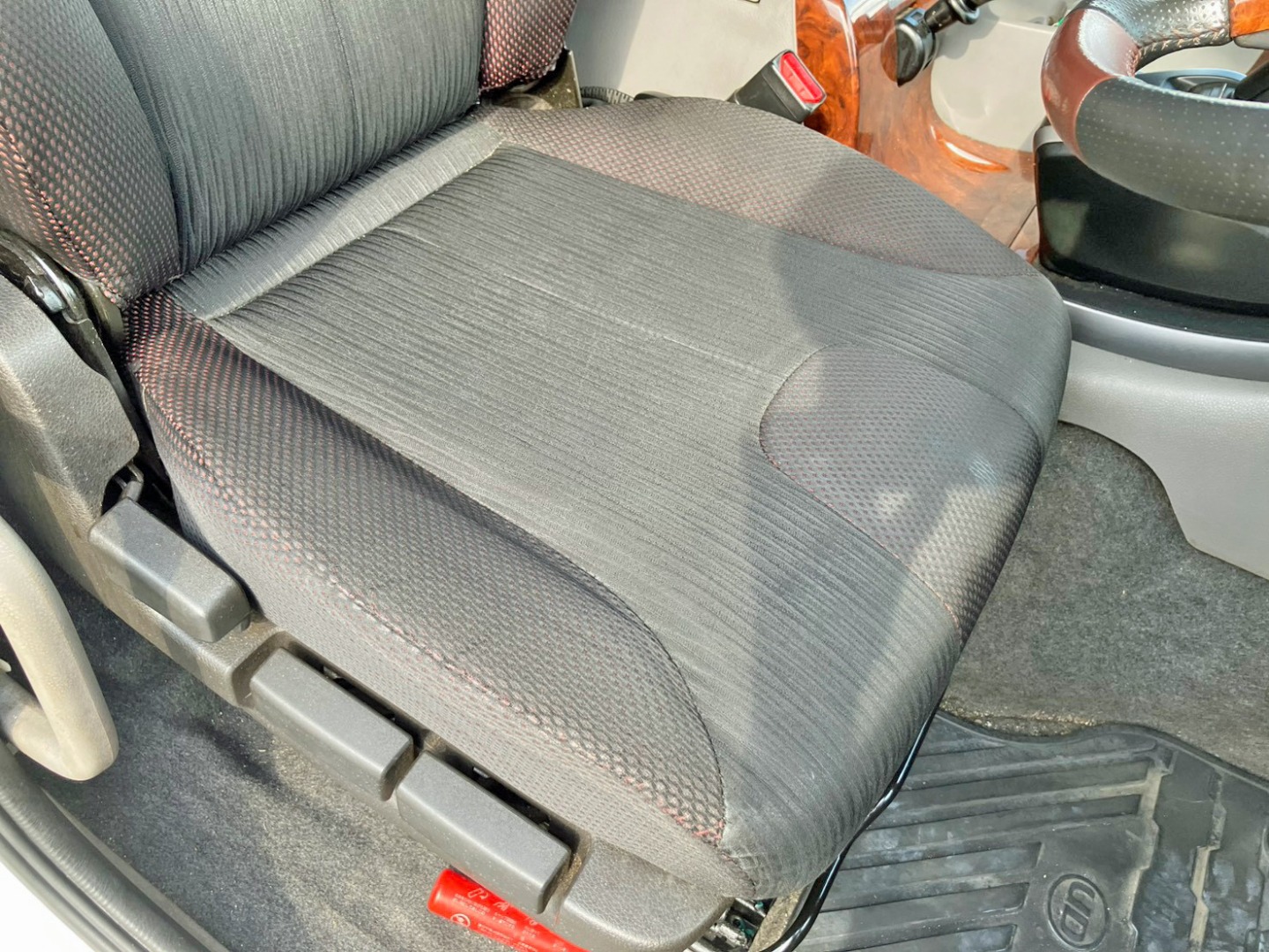 運転席座面にヘタリがあります。|UDトラックス クオン 2RG-CG5FAの写真8