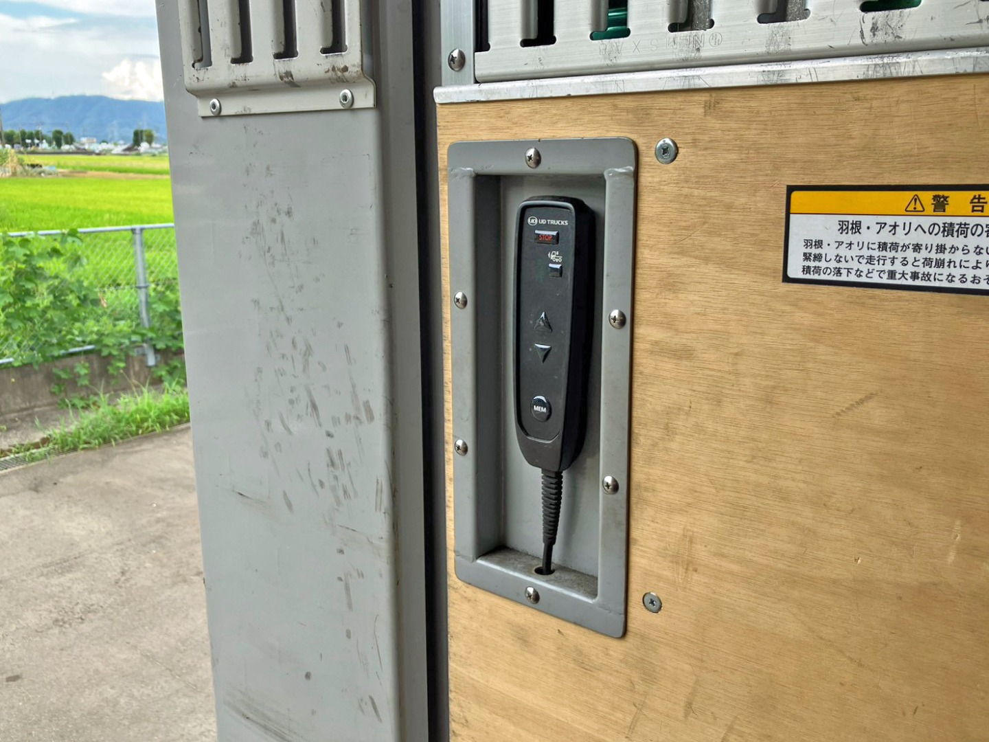 ボディ助手席側後方にエアサスのコントローラーが付いています。|UDトラックス クオン 2RG-CG5FAの写真14