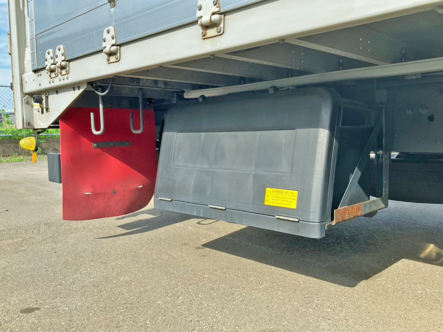 ボディ運転席側後方に工具箱が付いています。|UDトラックス クオン 2RG-CG5FAの写真24