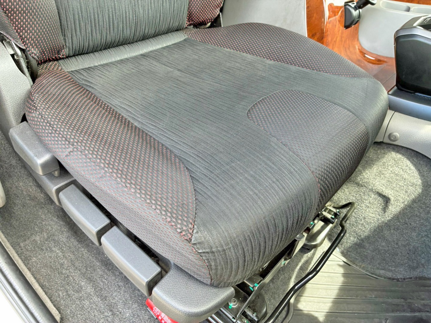 運転席座面にヘタリがあります。|UDトラックス クオン 2PG-CG5CAの写真8