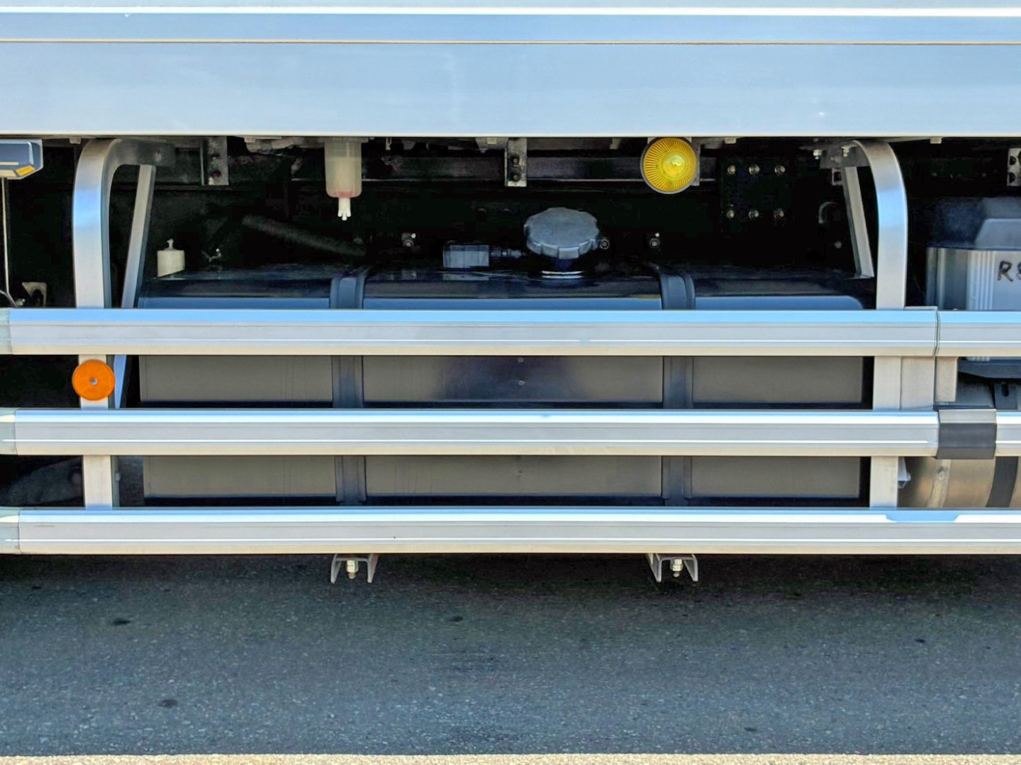 燃料タンクは300Lです。|UDトラックス クオン 2PG-CG5CAの写真29