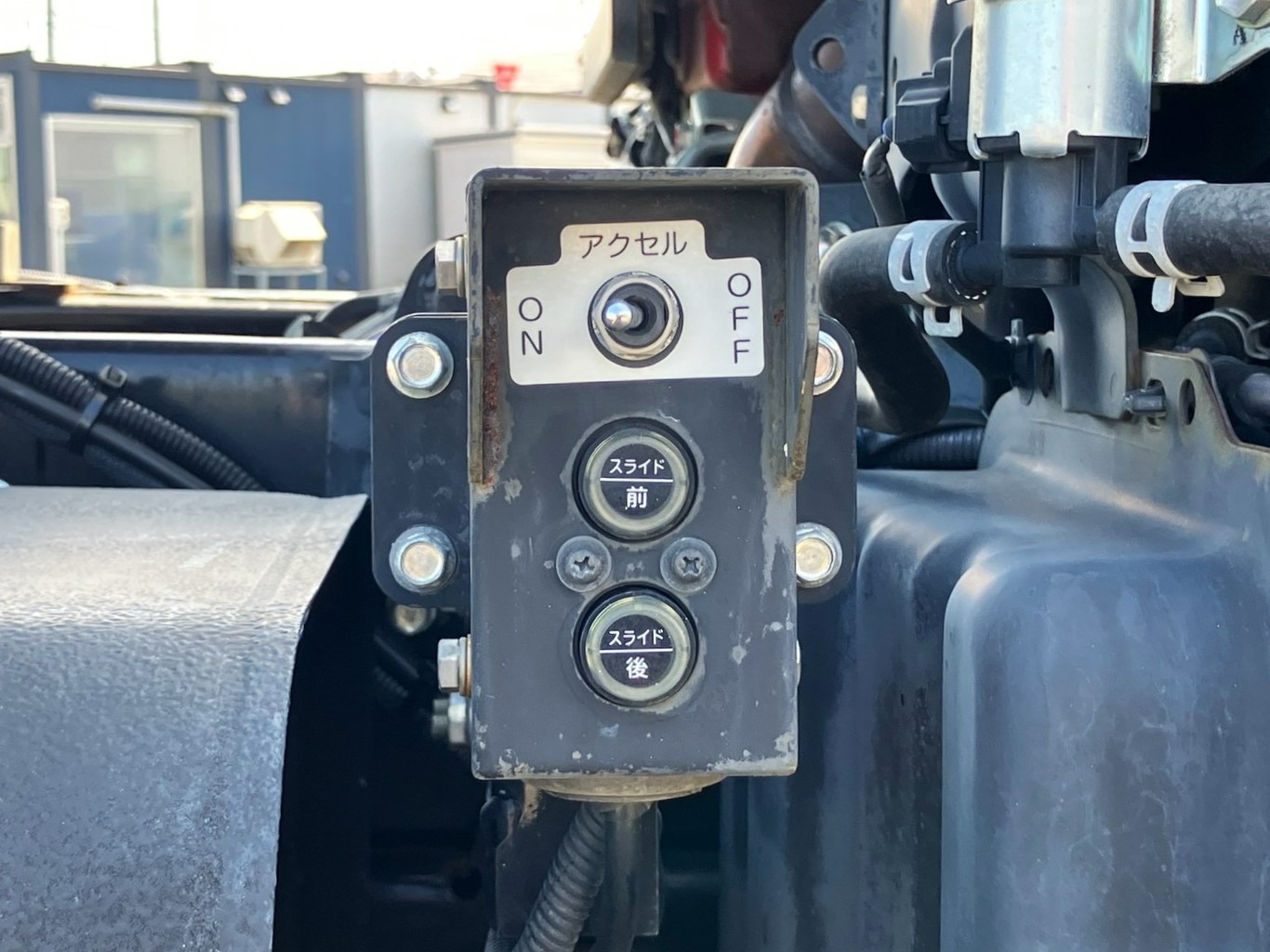 セーフティの操作スイッチです。|日野 デュトロ 2KG-XZU600T(2WD)の写真22