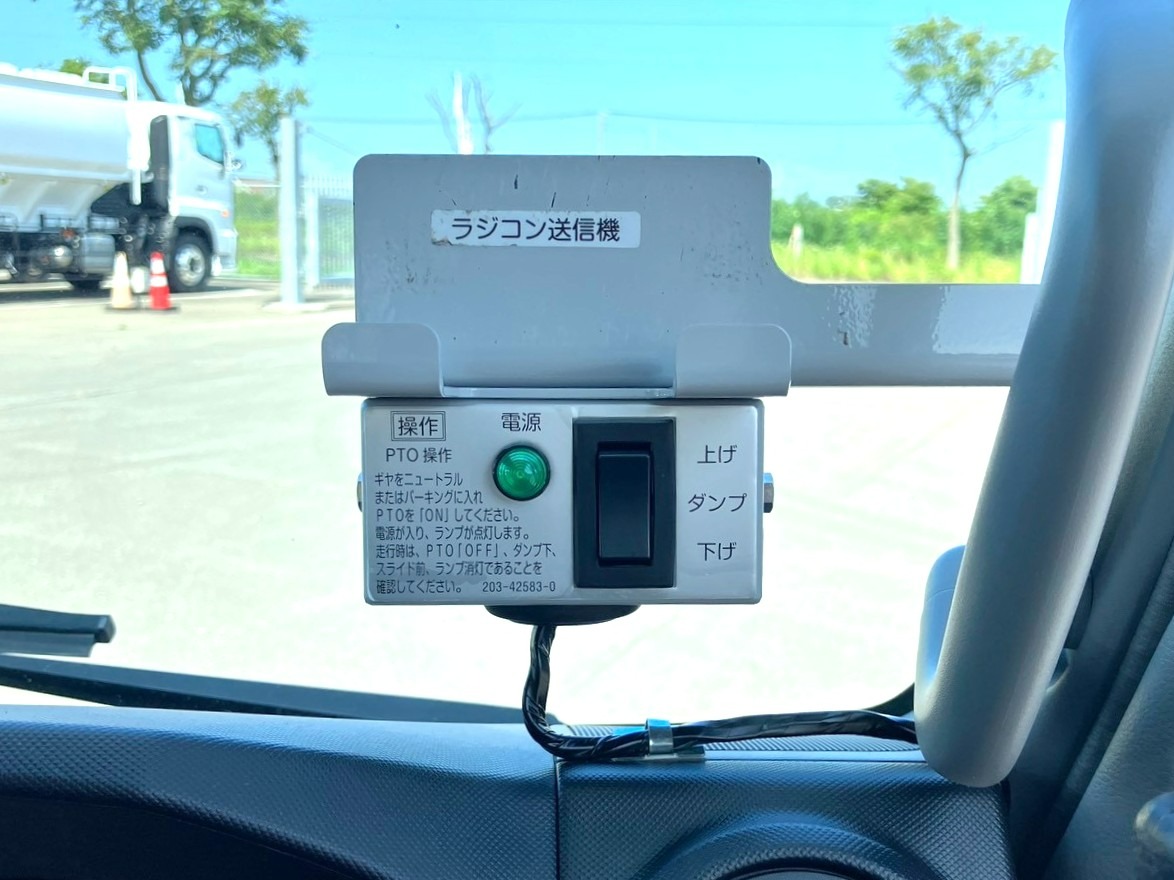 ダンプの操作スイッチです。|日野 デュトロ 2KG-XZU600T(2WD)の写真25