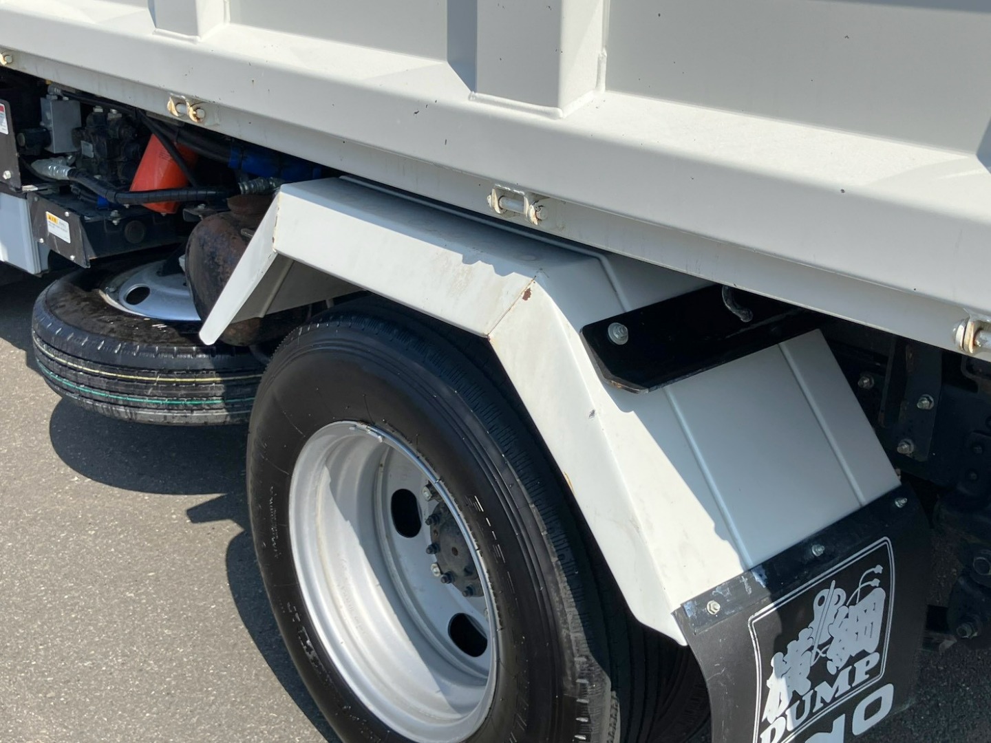 左リヤフェンダーに曲がりがあります。|日野 デュトロ 2KG-XZU600T(2WD)の写真33