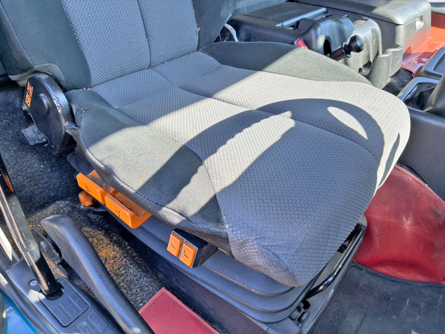 運転席座面にヘタリ・破れがあります。|日野 プロフィア QKG-FR1APBAの写真9