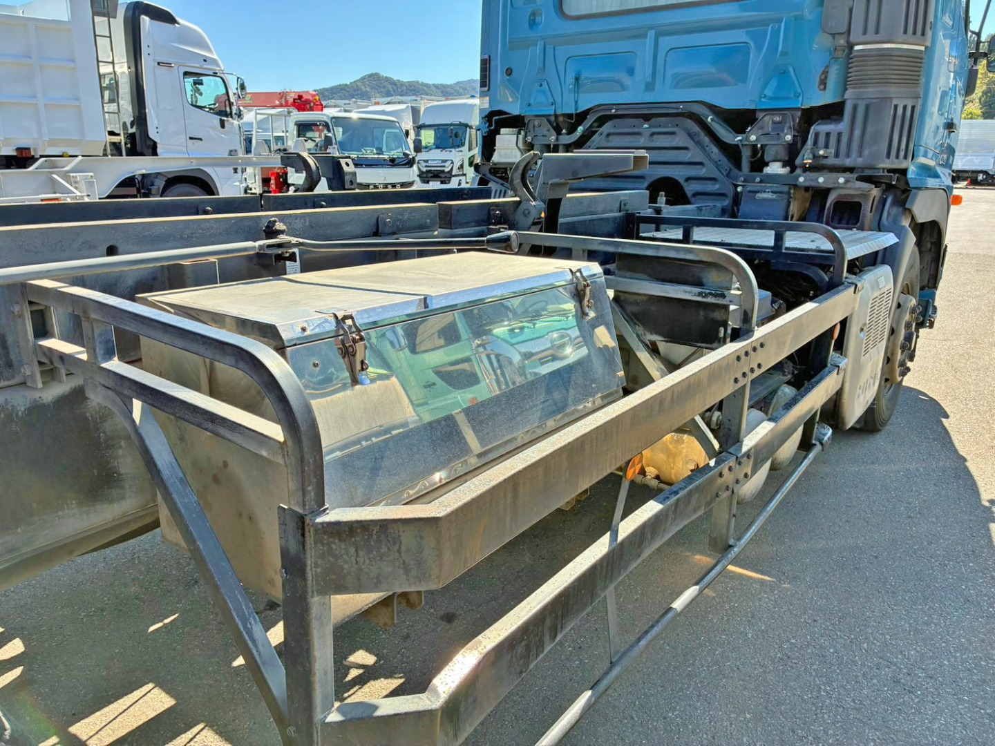 運転席側にステンレス製の工具箱が付いています。|日野 プロフィア QKG-FR1APBAの写真19