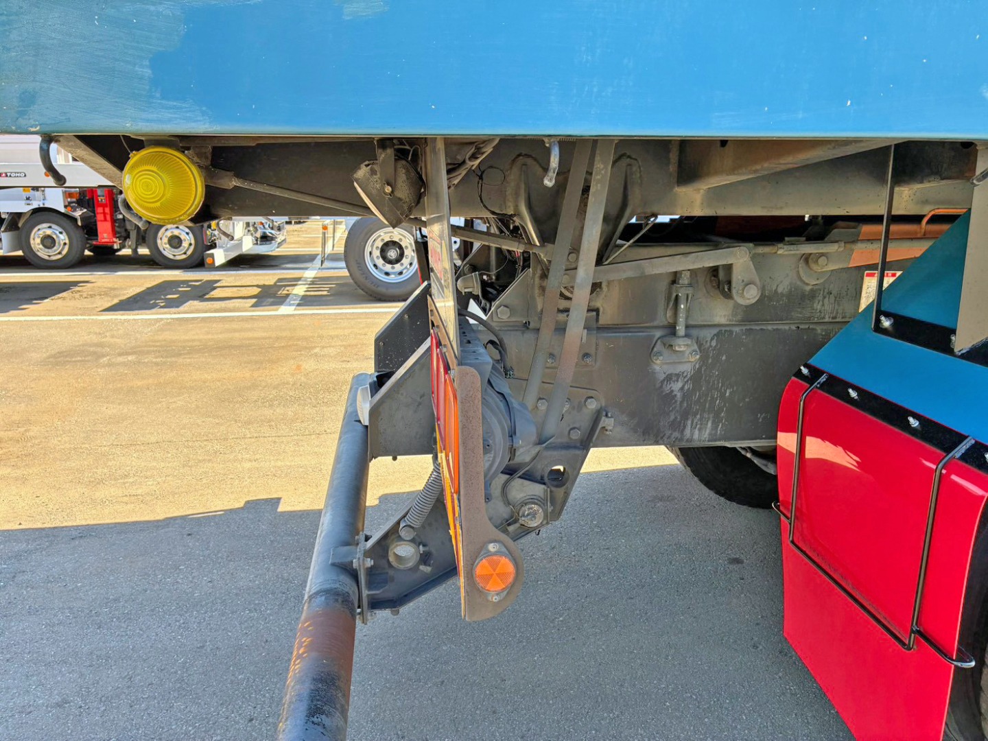 運転席側テールランプブラケットステーに曲がりがあります。|日野 プロフィア QKG-FR1APBAの写真32