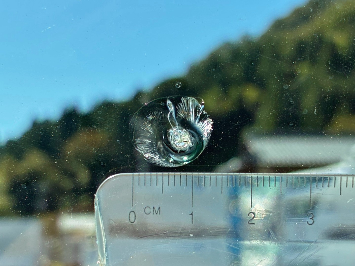 フロントガラスの中央正面に飛び石跡があります。|日野 プロフィア QKG-FR1APBAの写真39