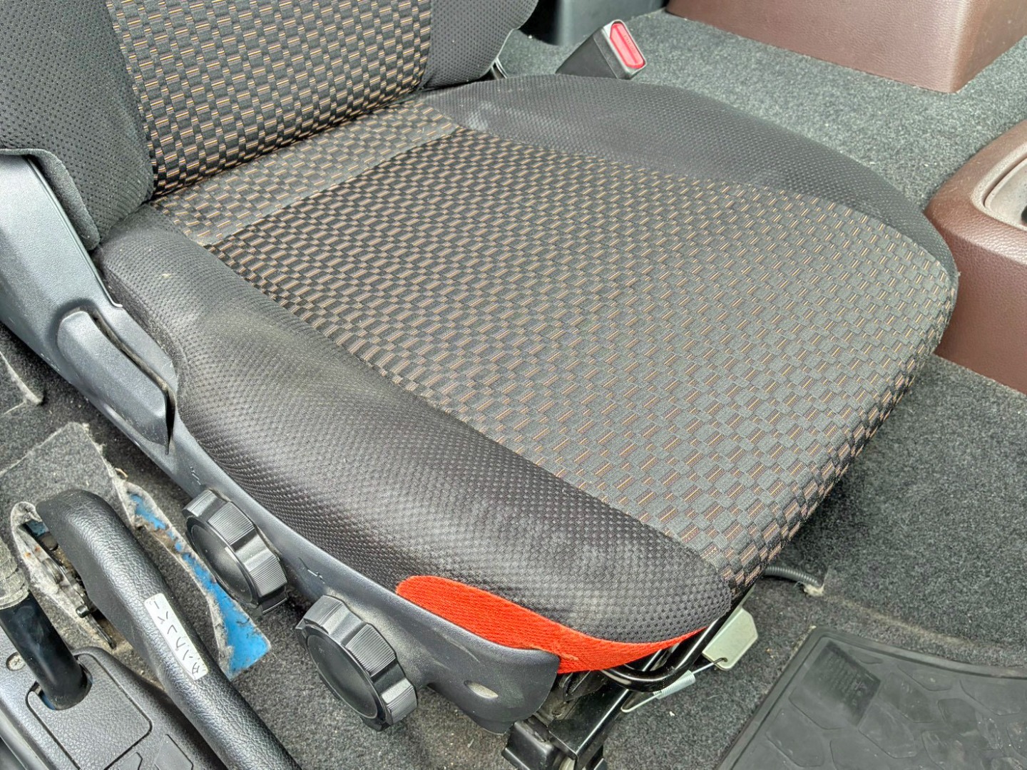 運転席座面にヘタリがあります。|日野 プロフィア 2DG-FS1AJAの写真8