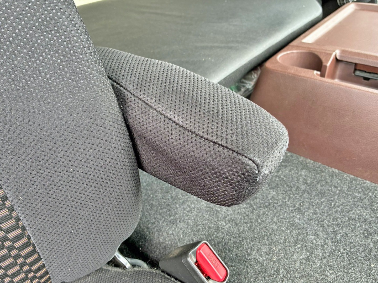 運転席肘置きに曲がりがあります。|日野 プロフィア 2DG-FS1AJAの写真9