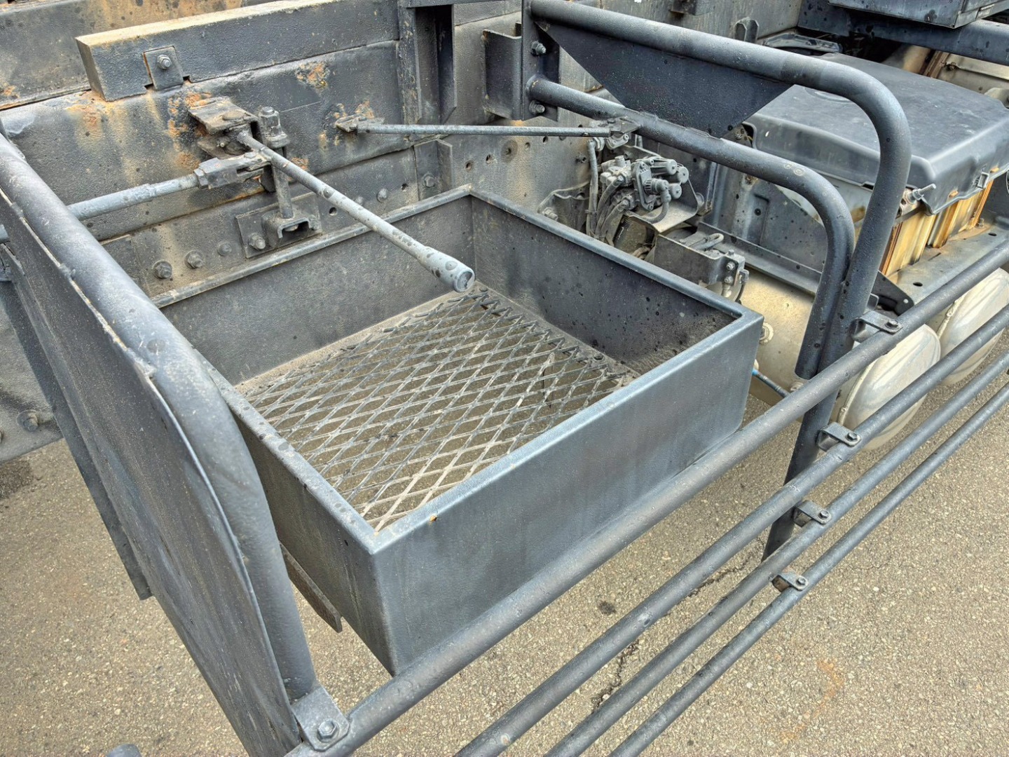 運転席側に物入れが付いています。|日野 プロフィア 2DG-FS1AJAの写真23