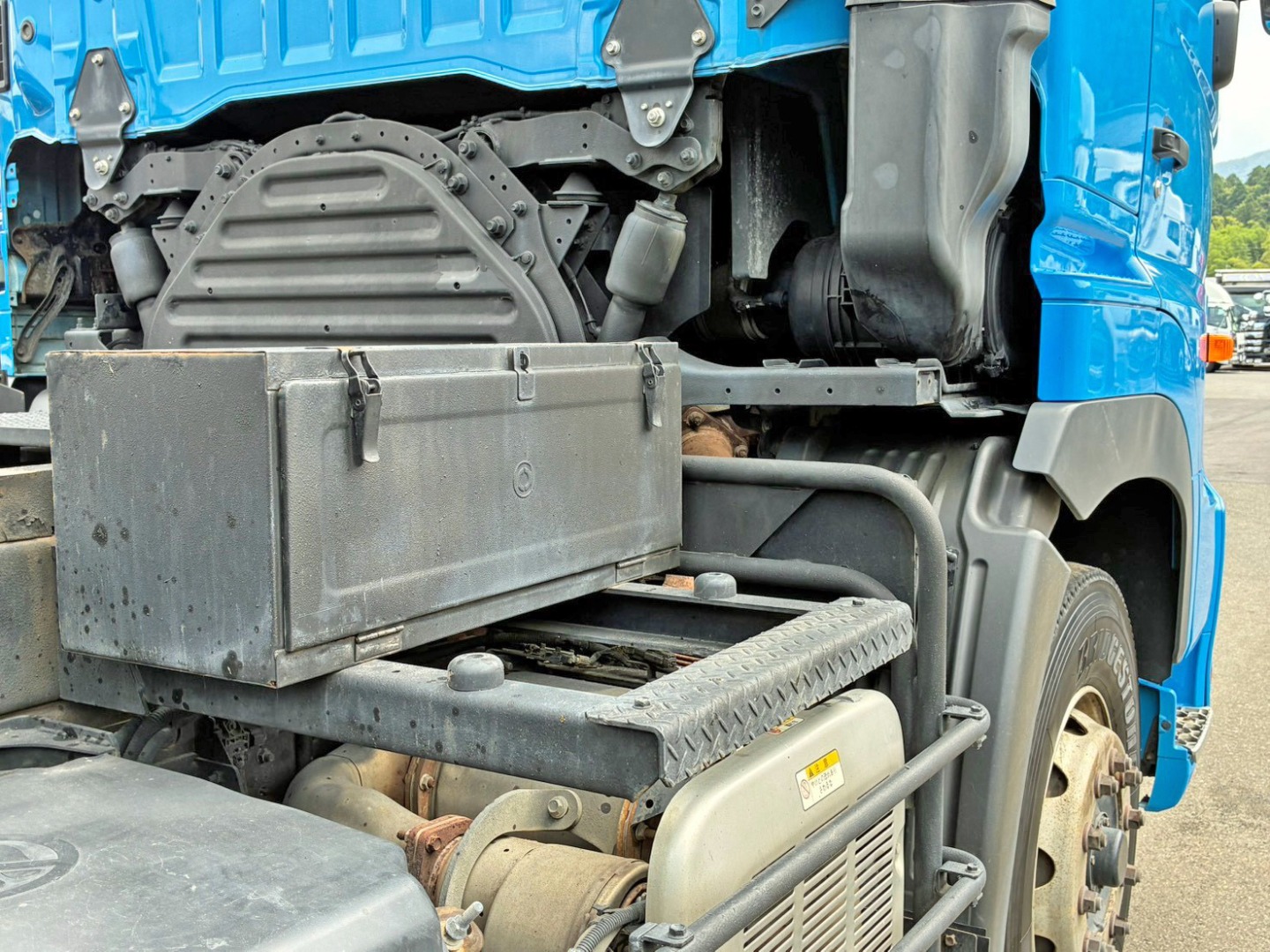 運転席側に工具箱が付いています。|日野 プロフィア 2DG-FS1AJAの写真24