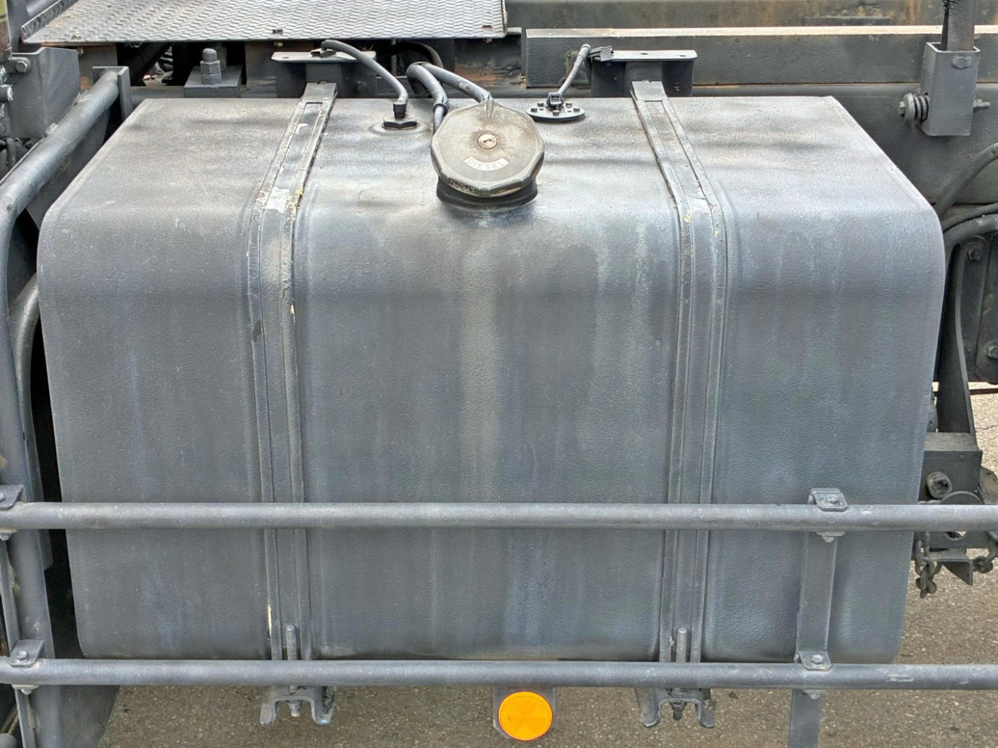 燃料タンクは300Lです。|日野 プロフィア 2DG-FS1AJAの写真34