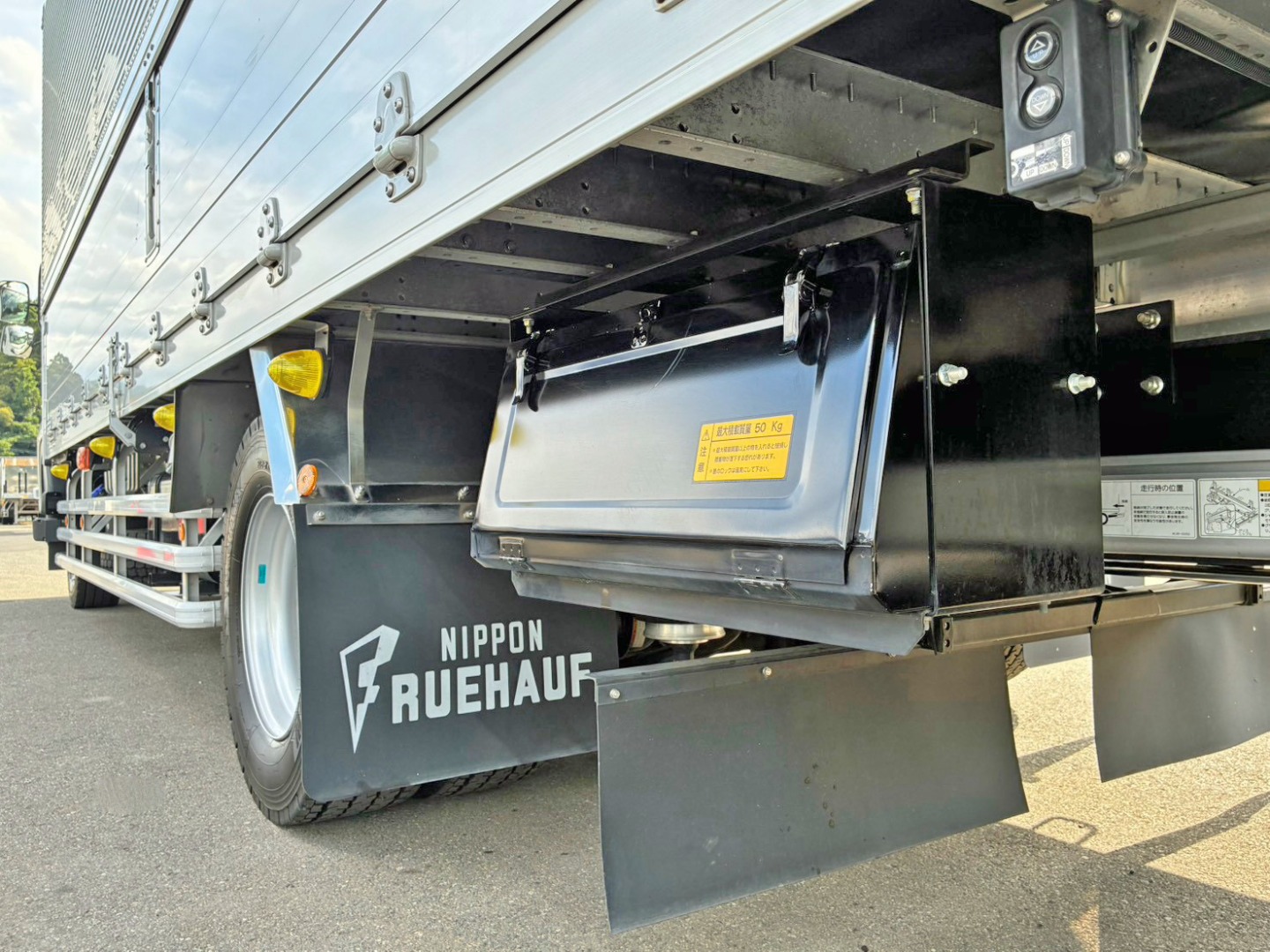ボディー助手席側後方に工具箱が付いています。|いすゞ フォワード 2RG-FTR90V4の写真16