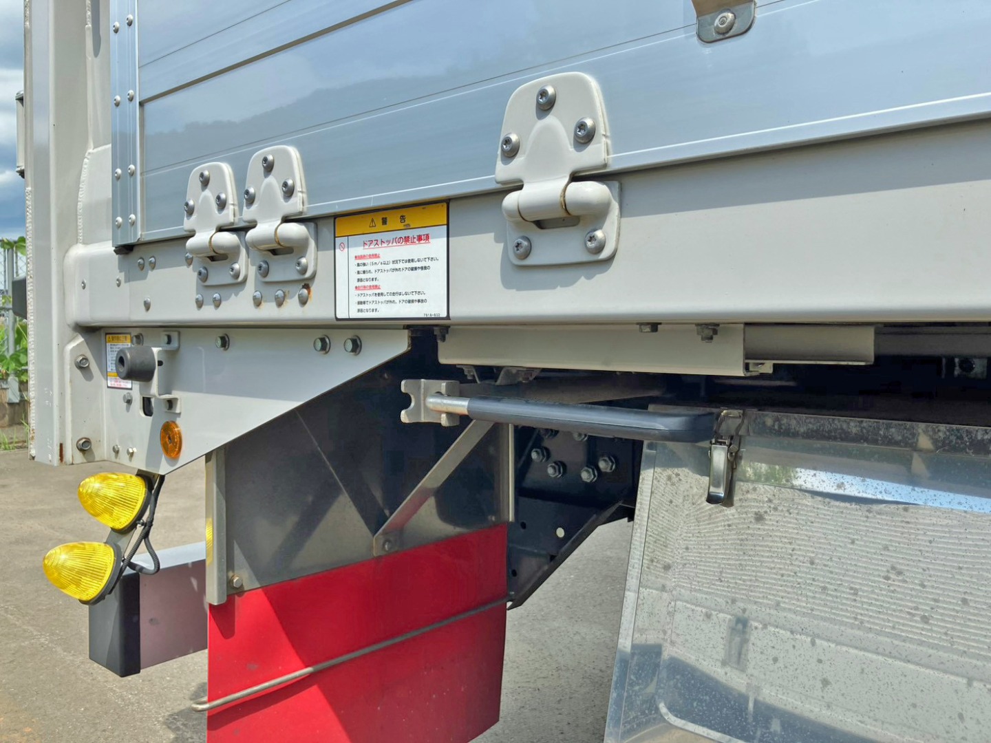 ボディ後方左右にドアストッパーが付いています。(運転席側)|三菱 スーパーグレート 2PG-FS84VZの写真21