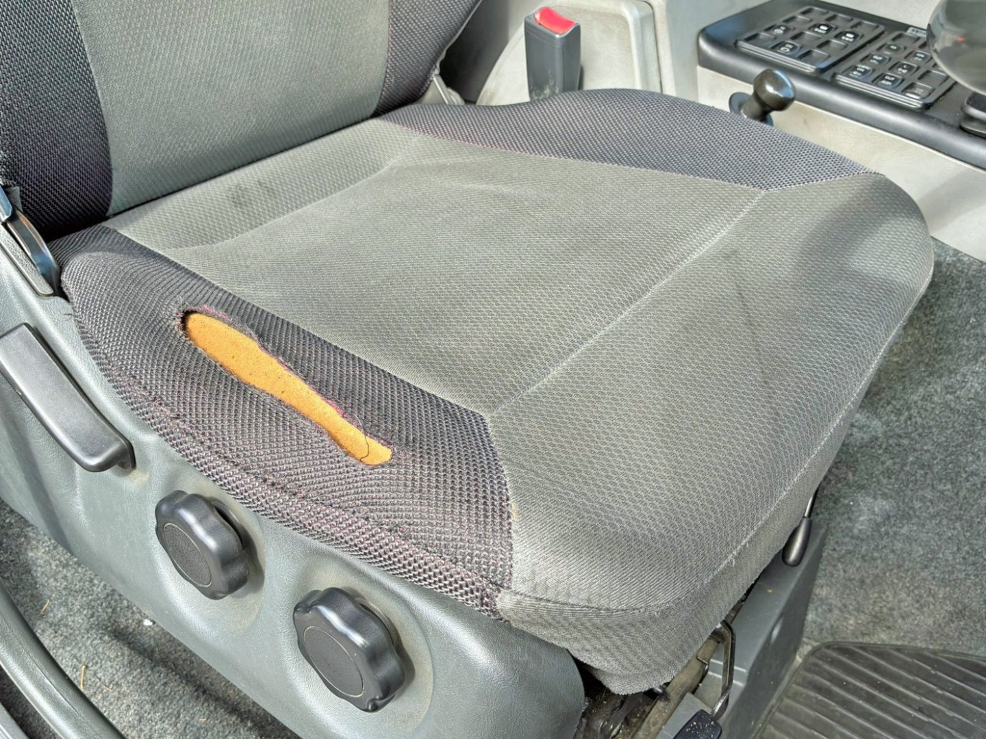 運転席座面にヘタリ・破れがあります。|三菱 スーパーグレート QPG-FU64VZの写真8
