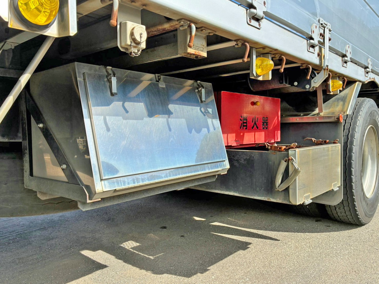 ボディー運転席側後方にステンレス製の工具箱が付いています。|三菱 スーパーグレート QPG-FU64VZの写真20