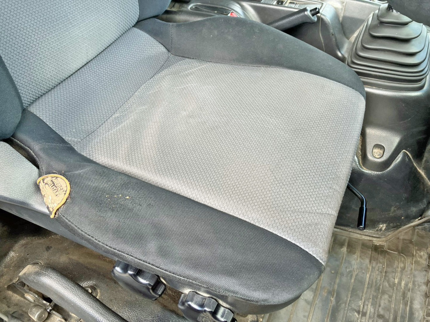運転席座面にヘタリ・パッチ当てがあります。|日野 レンジャー LKG-FE7JEAAの写真7