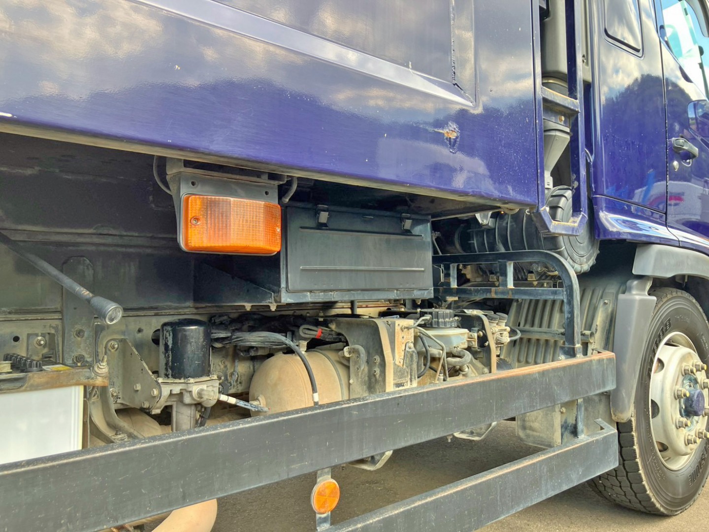 運転席側前方に工具箱が付いています。|日野 レンジャー LKG-FE7JEAAの写真23