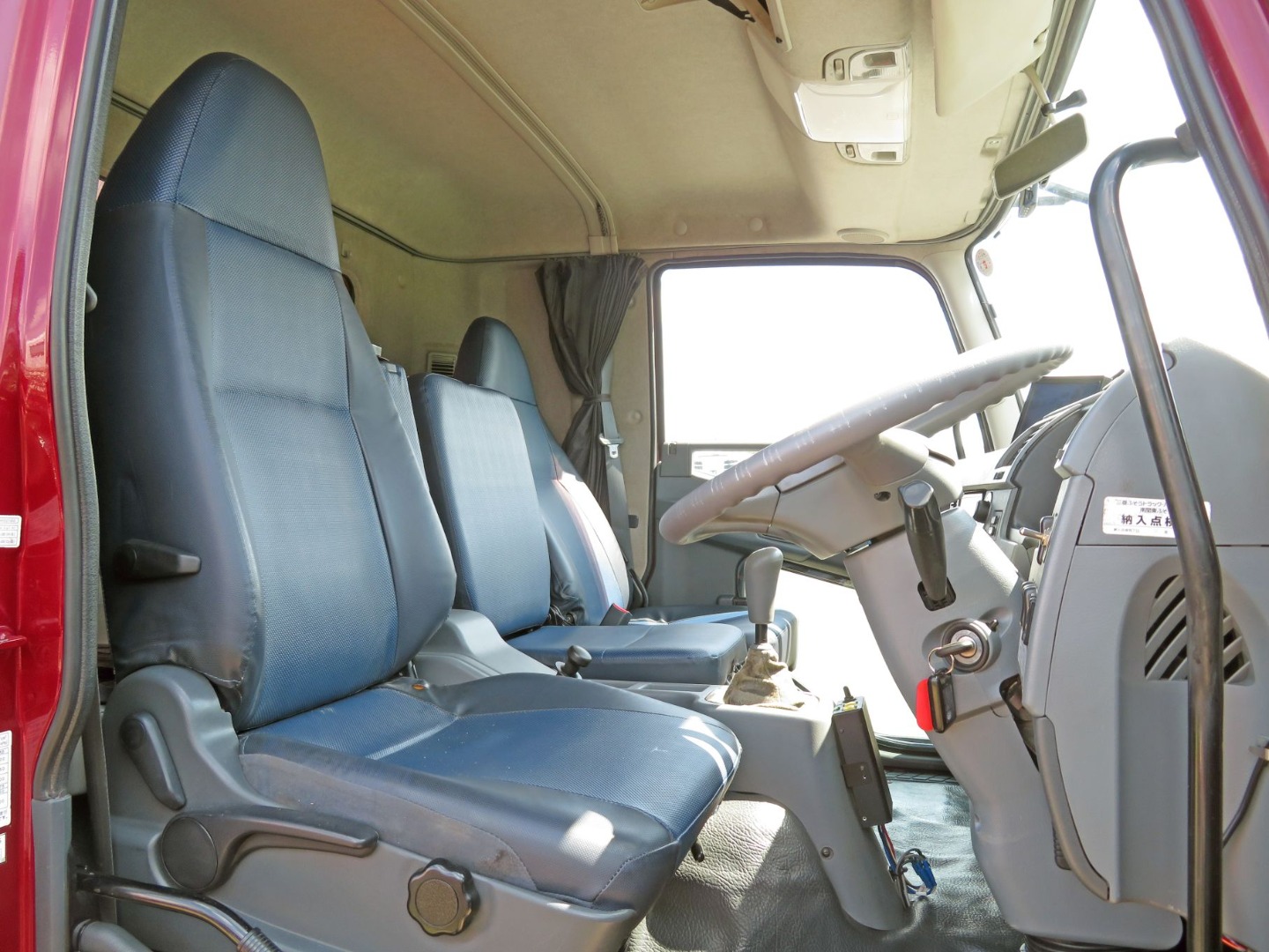 乗車定員は3名です。(運転席座面にヘタリがあります)|三菱 ファイター QKG-FK62FZの写真6