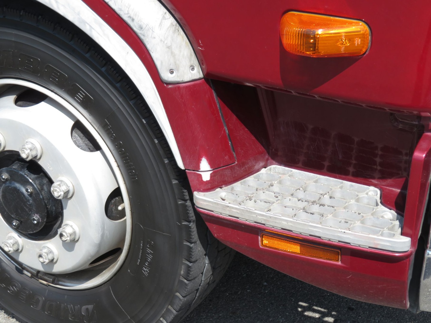 運転席側ステップ周りのカバーにキズがあります。|三菱 ファイター QKG-FK62FZの写真31
