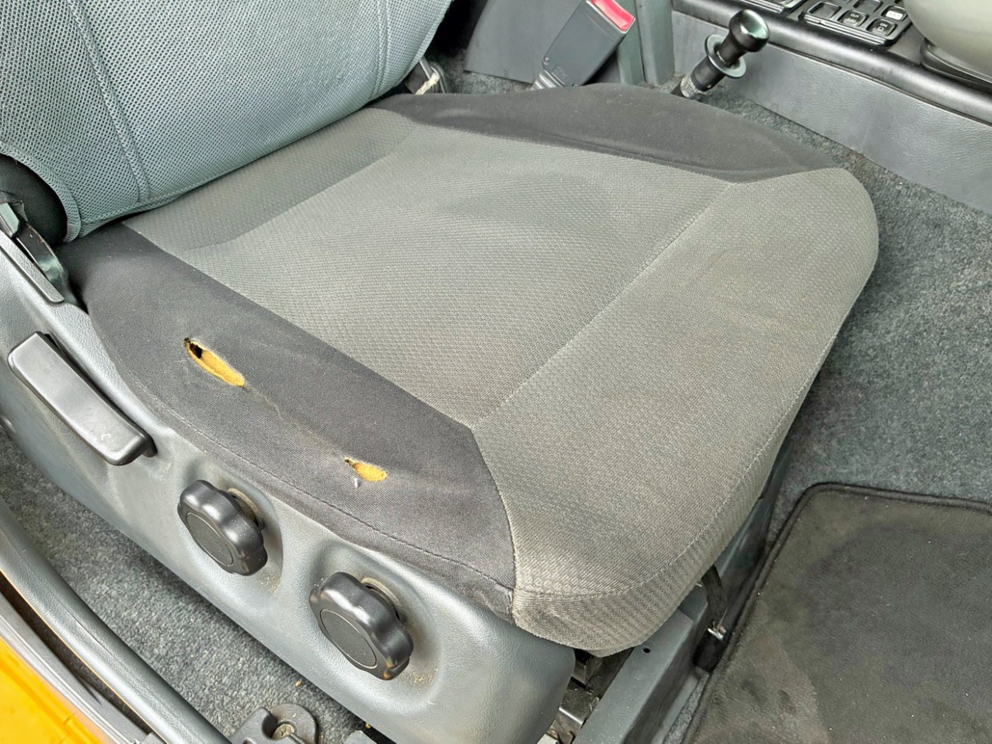 運転席座面にヘタリ・破れがあります。|三菱 スーパーグレート QKG-FV60VJRの写真10