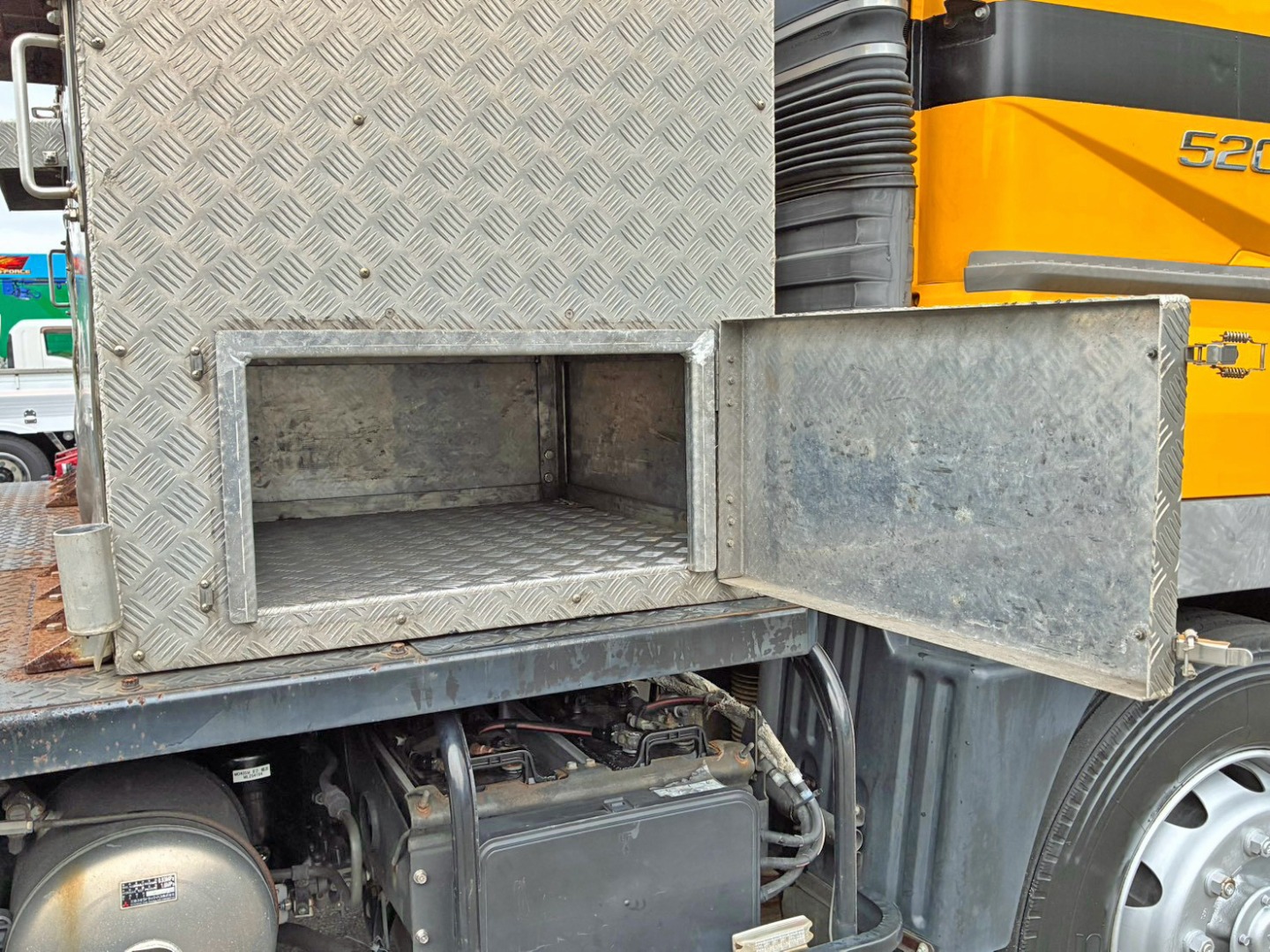 運転席側側面内部の状態です。|三菱 スーパーグレート QKG-FV60VJRの写真18