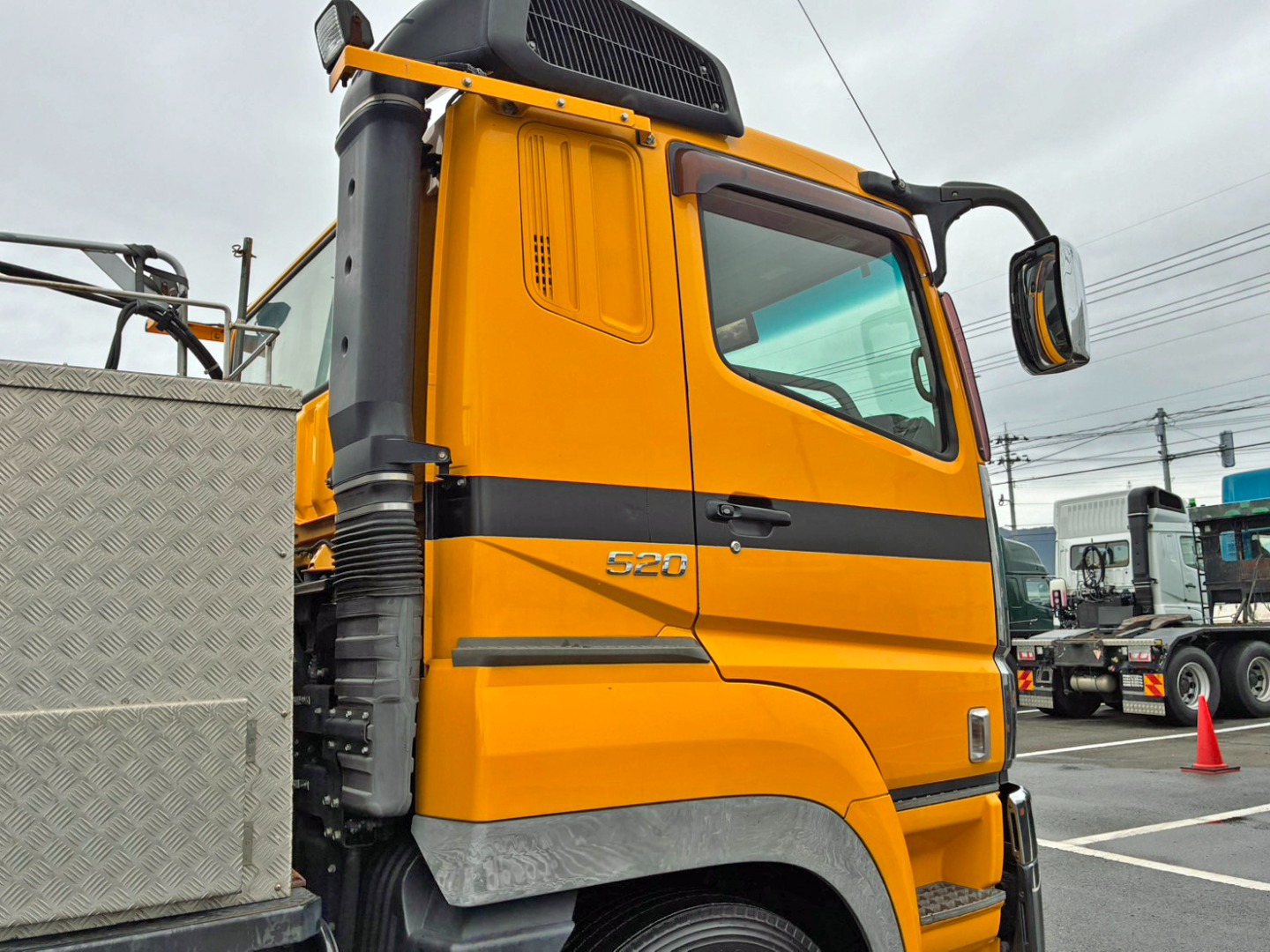 運転席側クォーターパネルに板金跡があります。|三菱 スーパーグレート QKG-FV60VJRの写真28