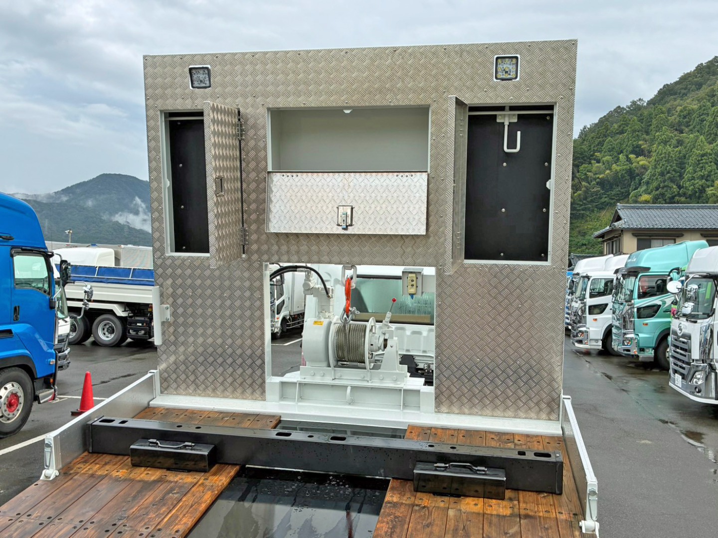 プロテクターにレバーブロック掛け付きの物入れが付いています。|三菱 スーパーグレート 2PG-FS80VZの写真10
