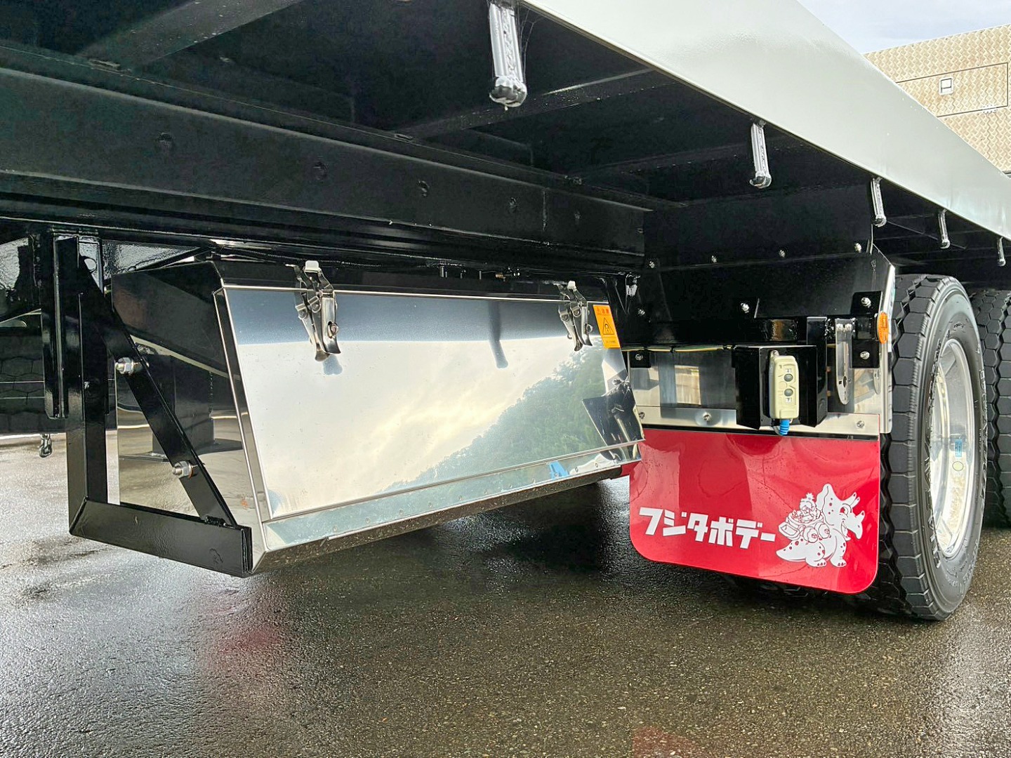 ボディー運転席側後方にステンレス製の工具箱が付いています。|三菱 スーパーグレート 2PG-FS80VZの写真17