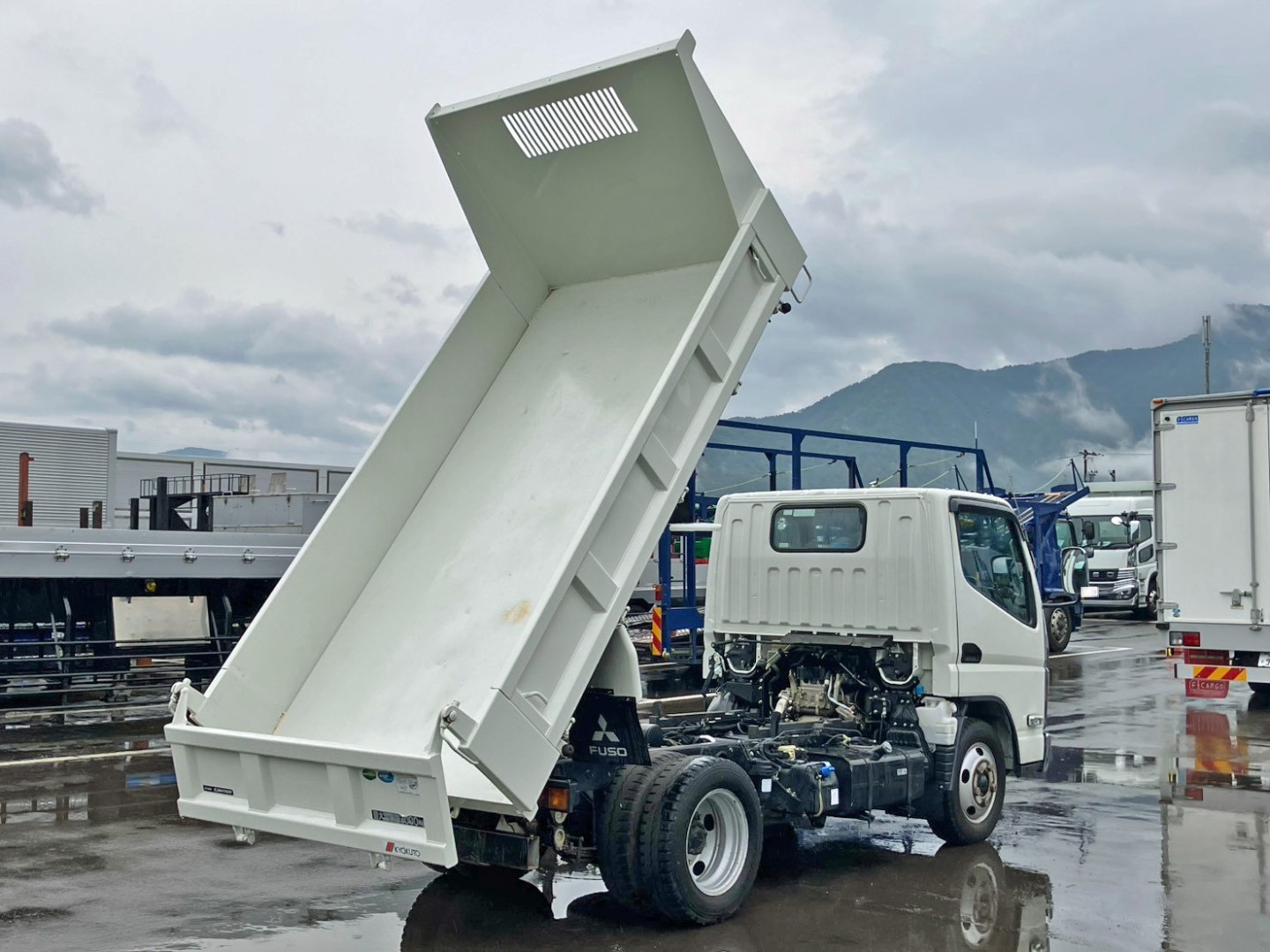 三菱 キャンター 2RG-FBA60(2WD)の写真4