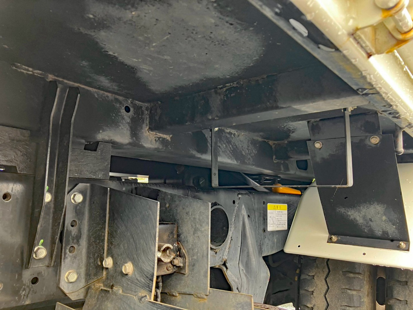 シャーシとネタの状態です。(縦ネタ・横ネタ鉄製です)|三菱 キャンター 2RG-FBA60(2WD)の写真6