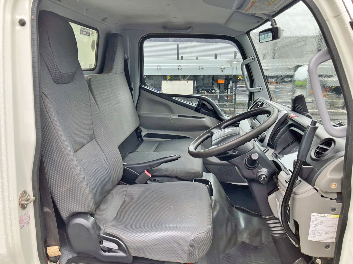 乗車定員は3名です。|三菱 キャンター 2RG-FBA60(2WD)の写真7
