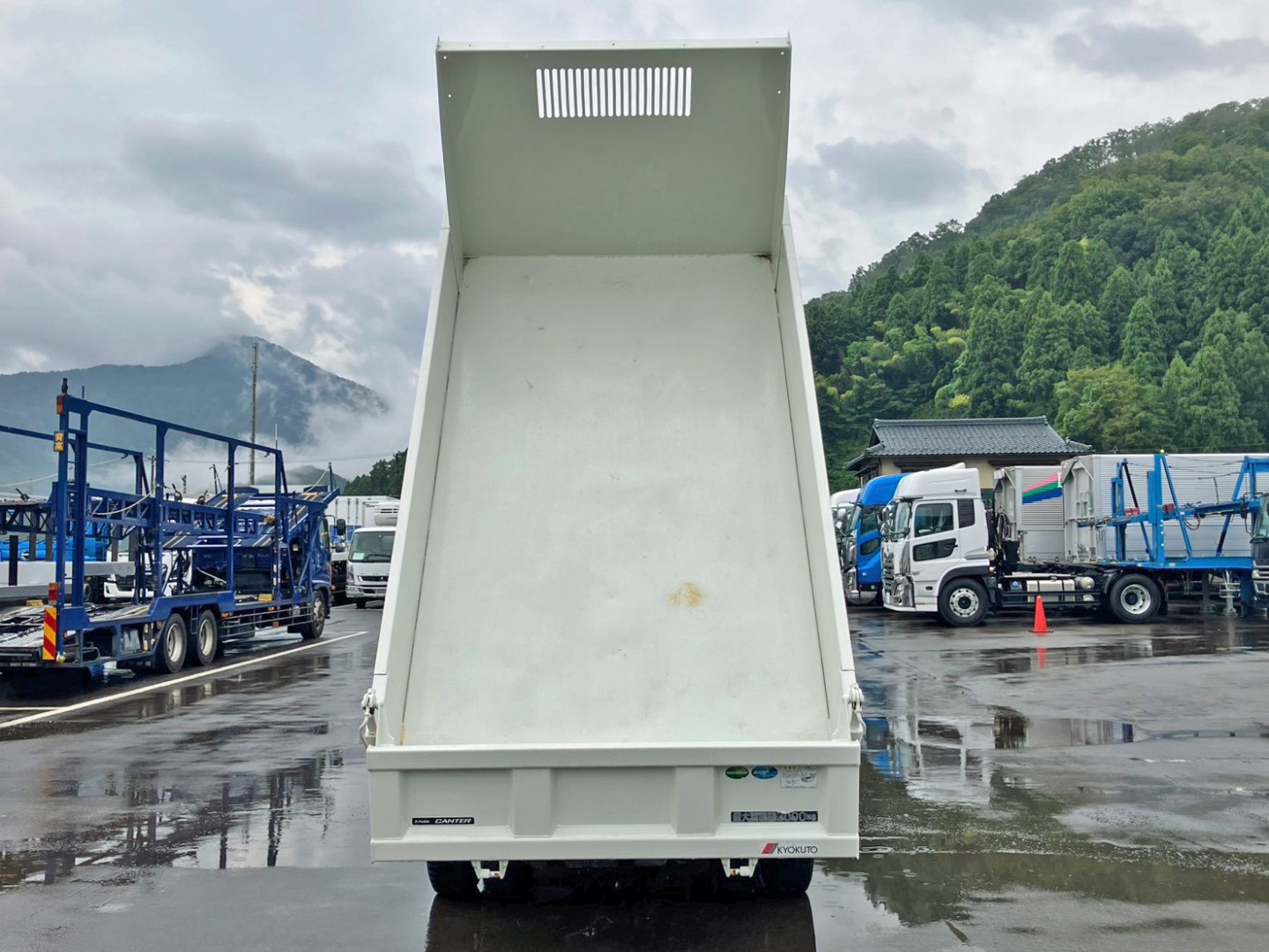 床は鉄板です。|三菱 キャンター 2RG-FBA60(2WD)の写真8