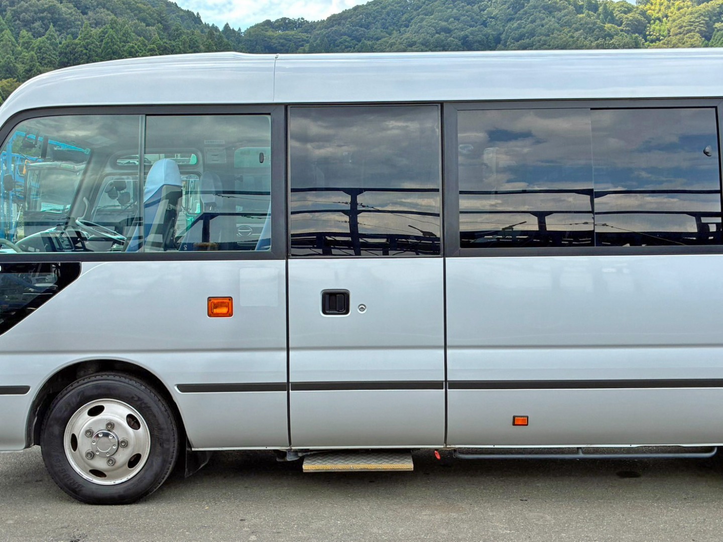 スライド式のサイドドア付きです。|日野  SKG-XZB50Mの写真11