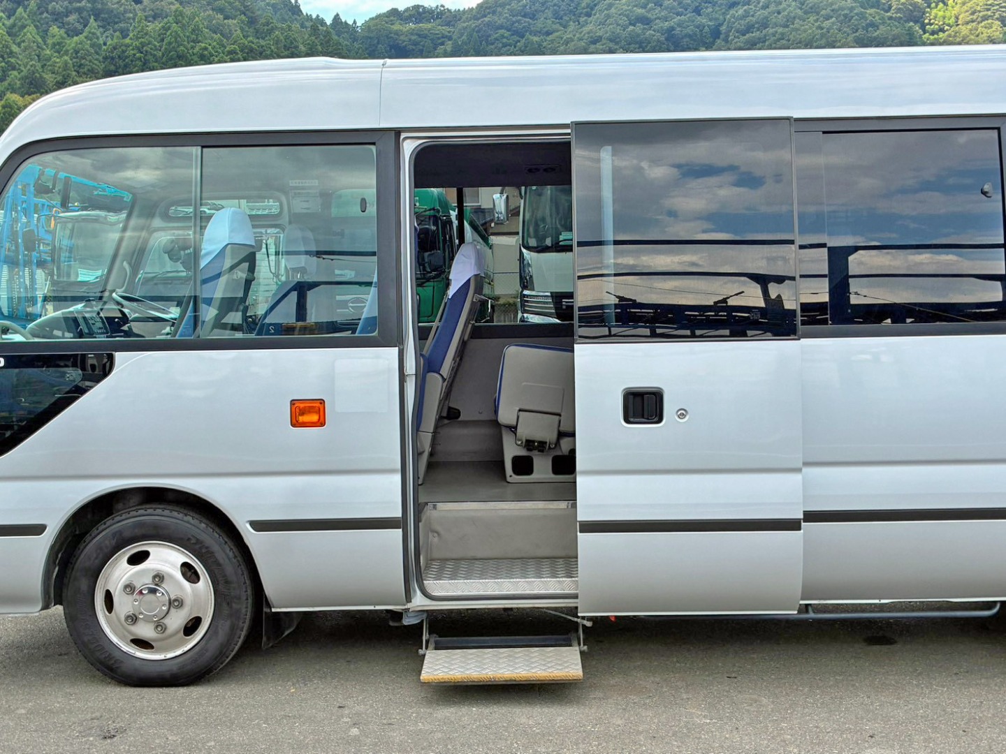 サイドドアを開いた状態です。|日野  SKG-XZB50Mの写真12