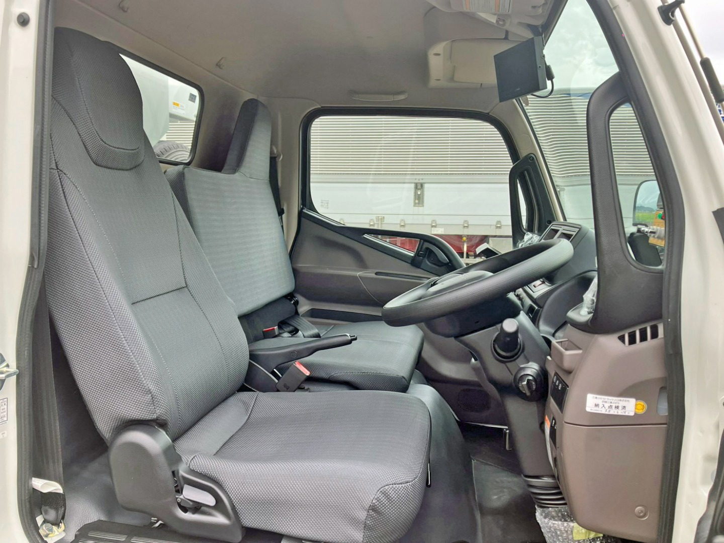 乗車定員は3名です。|三菱 キャンター 2RG-FEAV0(2WD)の写真7