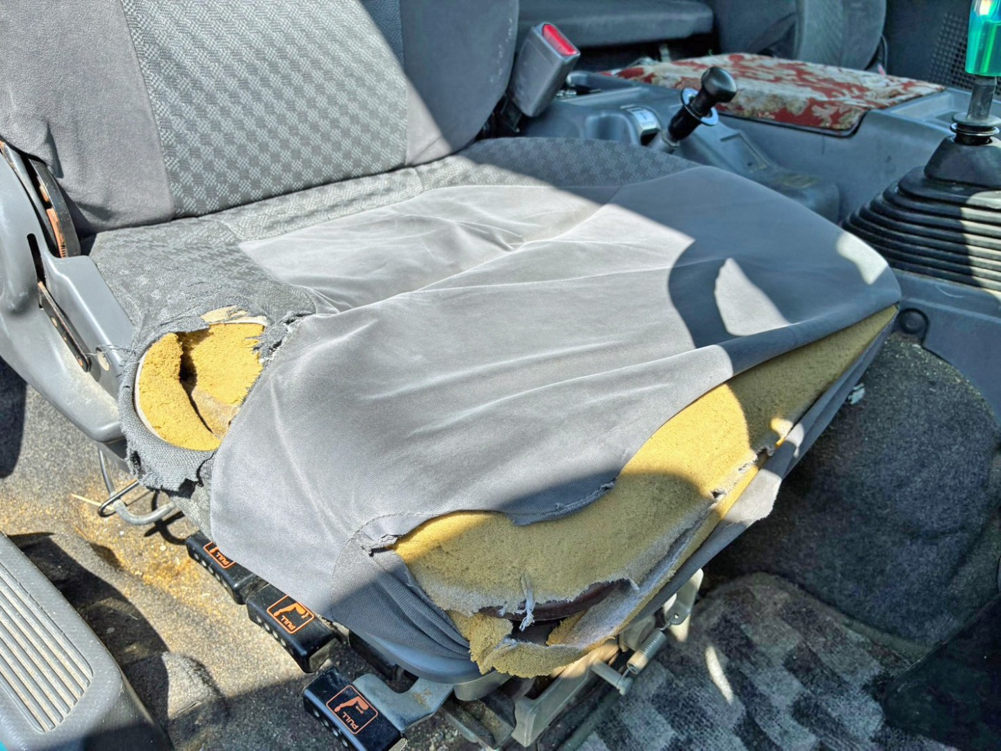 運転席座面にヘタリ・破れがあります。|いすゞ フォワード LDG-FTR34T2の写真8