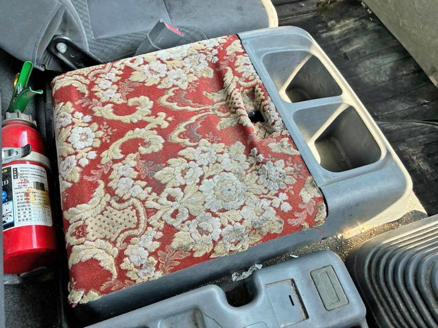 センターコンソールボックスのロックが欠損しています。|いすゞ フォワード LDG-FTR34T2の写真12