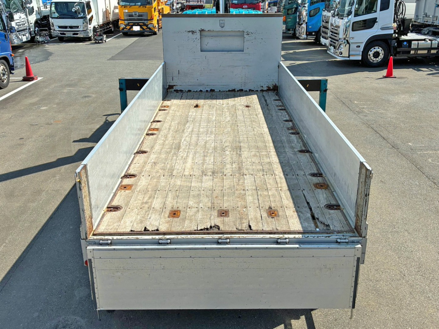 床は板張りです。|いすゞ フォワード LDG-FTR34T2の写真14