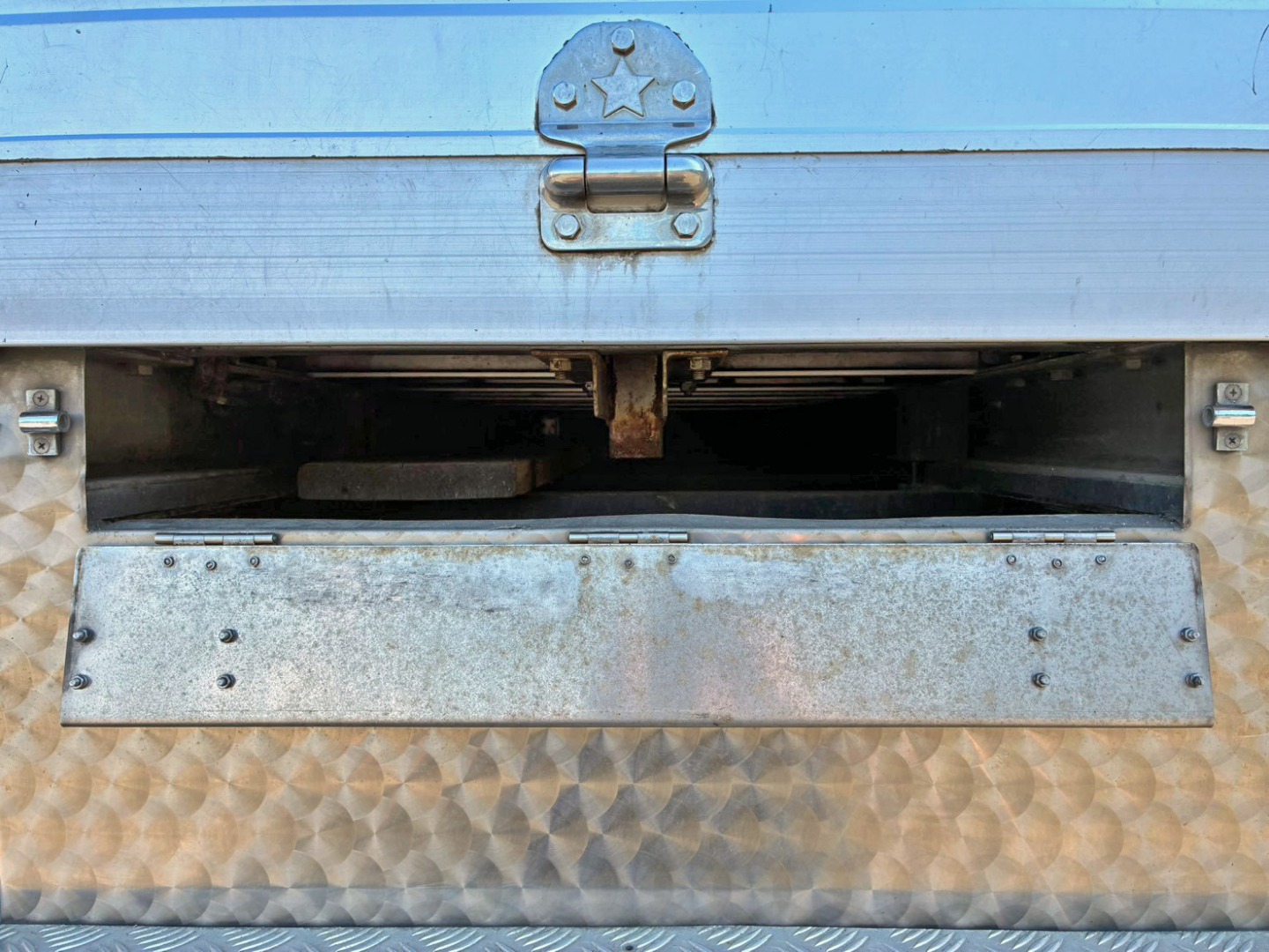 リヤ中央に物入れが付いています。|いすゞ フォワード LDG-FTR34T2の写真27