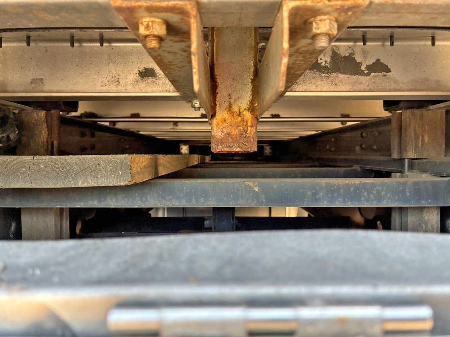 物入れ内部の状態です。|いすゞ フォワード LDG-FTR34T2の写真28